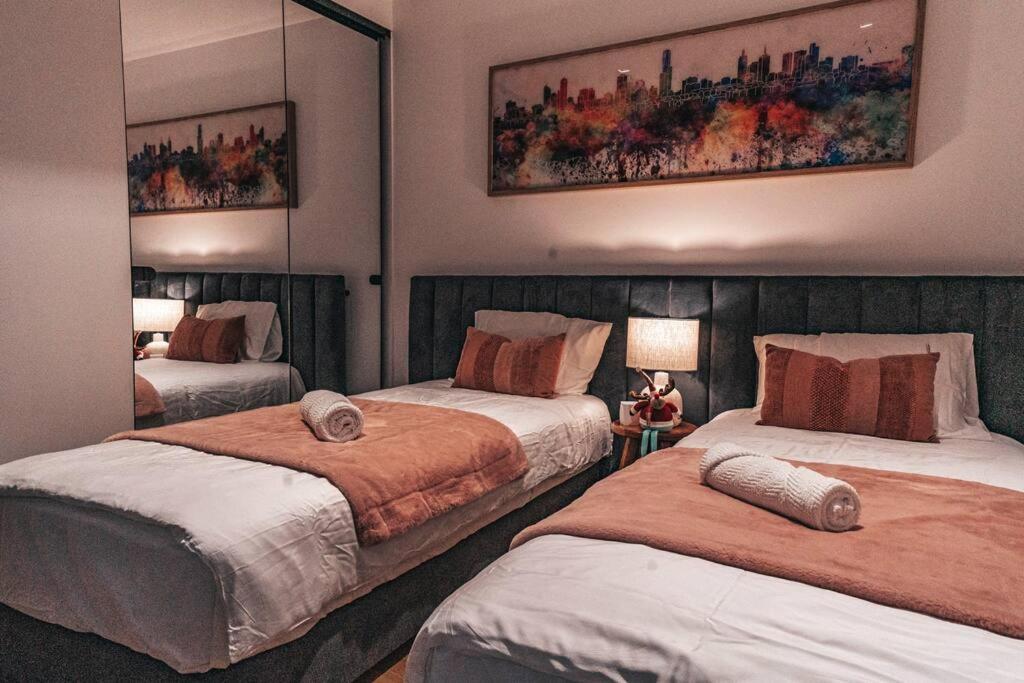 Family Friendly Modern 2Br Apt, Harbour View, Free Parking, Wifi, Netflix, Pool & Gym *