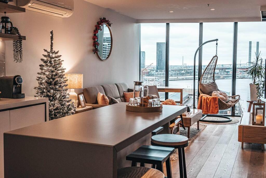 Family Friendly Modern 2Br Apt, Harbour View, Free Parking, Wifi, Netflix, Pool & Gym *