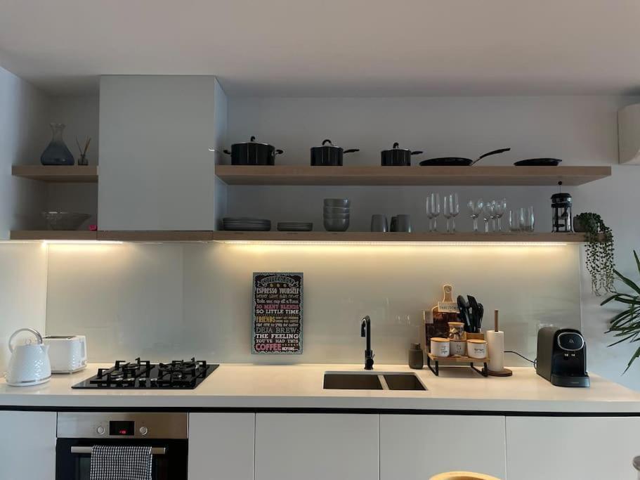 Apartment Family Friendly Modern 2Br Apt, Harbour View, Free Parking, Wifi, Netflix, Pool & Gym *
