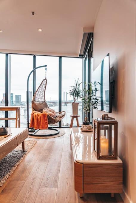 Family Friendly Modern 2Br Apt, Harbour View, Free Parking, Wifi, Netflix, Pool & Gym Apartment Melbourne