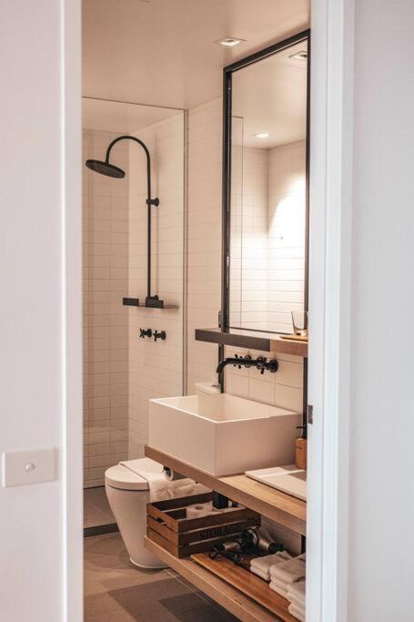 Family Friendly Modern 2Br Apt, Harbour View, Free Parking, Wifi, Netflix, Pool & Gym * Melbourne