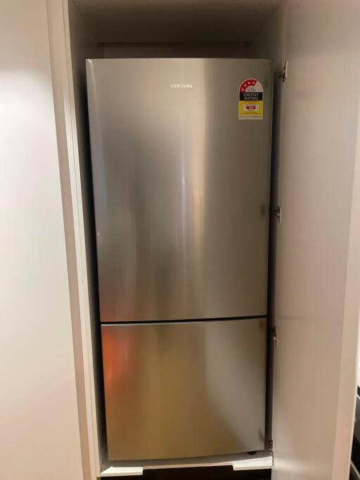 Family Friendly Modern 2Br Apt, Harbour View, Free Parking, Wifi, Netflix, Pool & Gym *