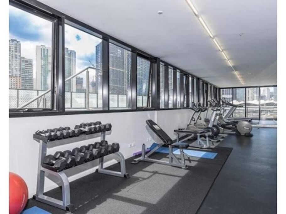 Family Friendly Modern 2Br Apt, Harbour View, Free Parking, Wifi, Netflix, Pool & Gym * Melbourne