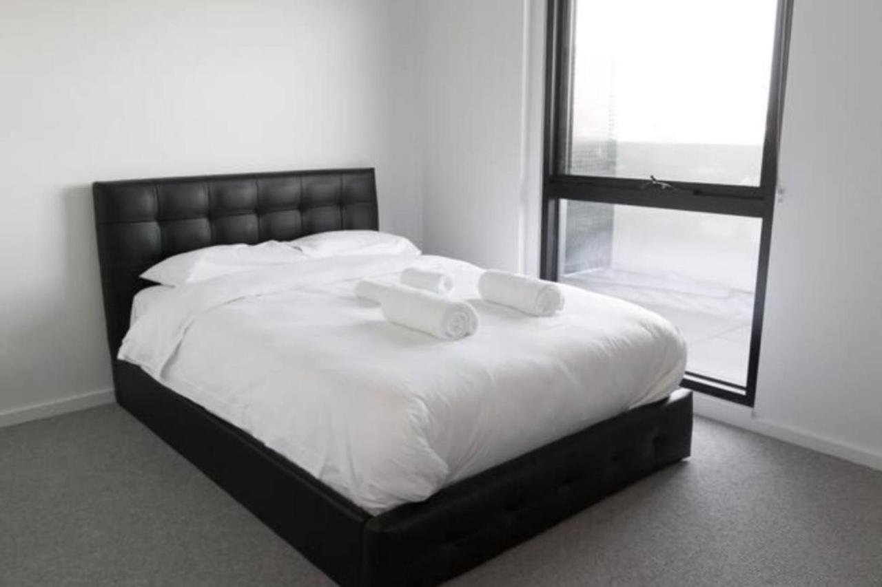 New Spacious 2 Bedroom With Gorgeous Views * Melbourne