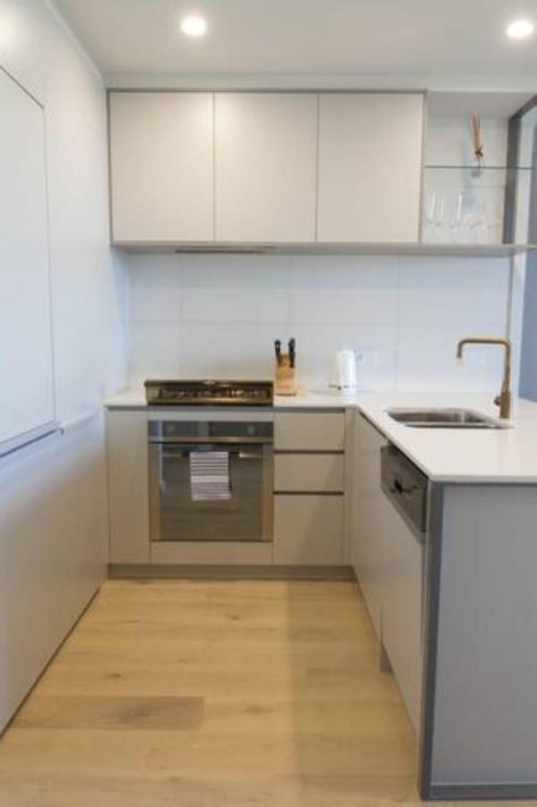 New Spacious 2 Bedroom With Gorgeous Views * Melbourne