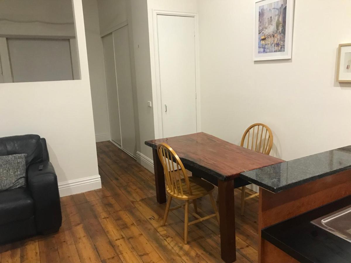 Flinders Lane 4*