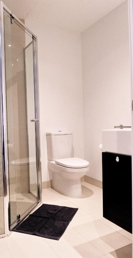 Entire 1br Right Next To Crown With Pool,gym & Parking Available * Melbourne