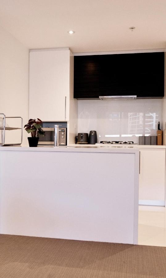 Entire 1br Right Next To Crown With Pool,gym & Parking Available Melbourne