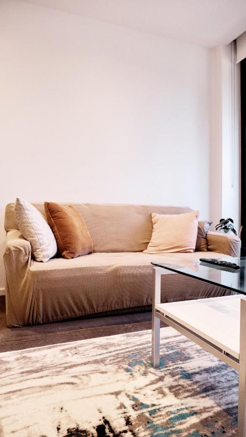 Apartment Entire 1br Right Next To Crown With Pool,gym & Parking Available *