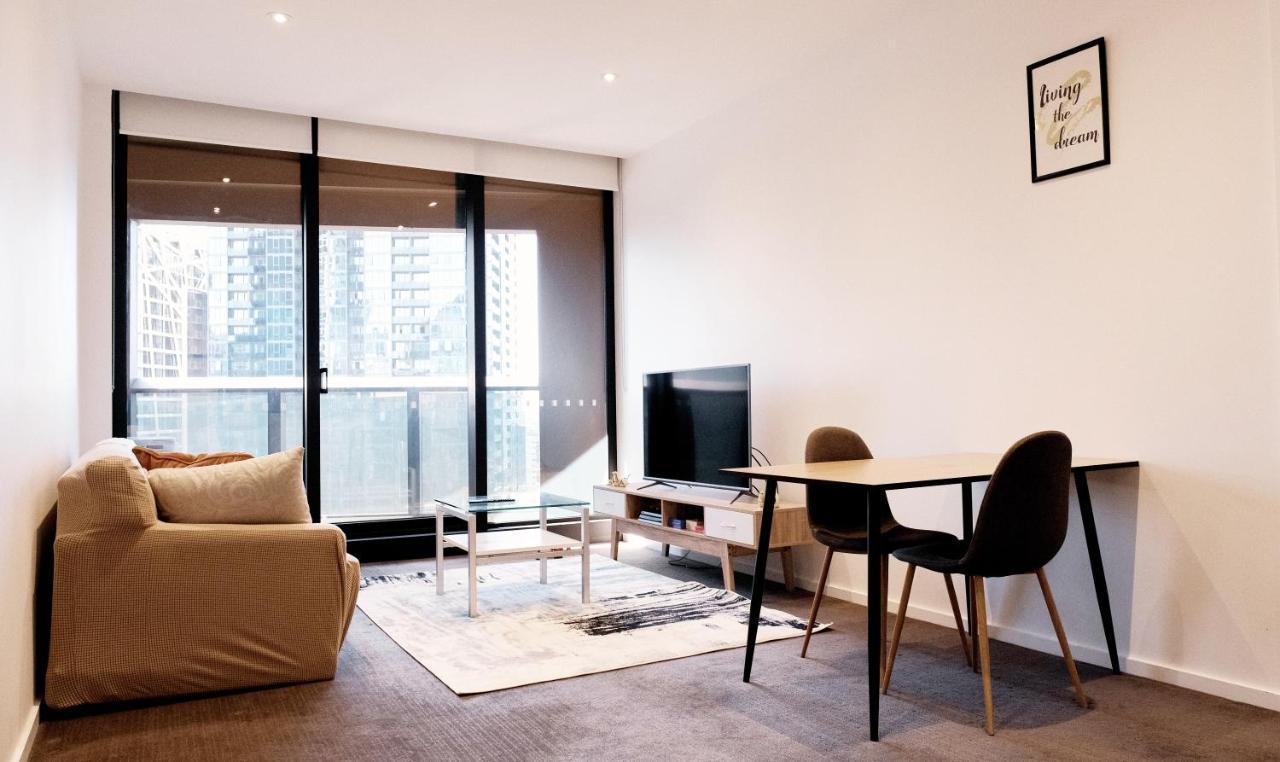 Entire 1br Right Next To Crown With Pool,gym & Parking Available Melbourne