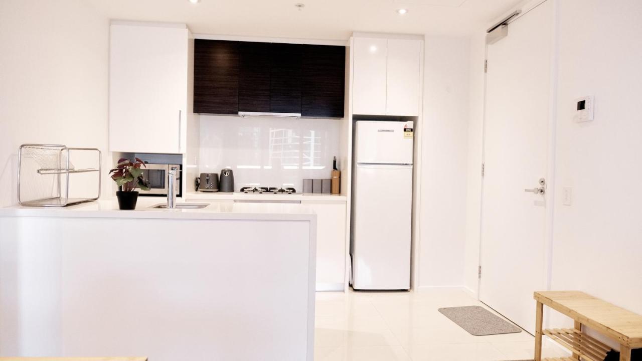Apartment Entire 1br Right Next To Crown With Pool,gym & Parking Available *