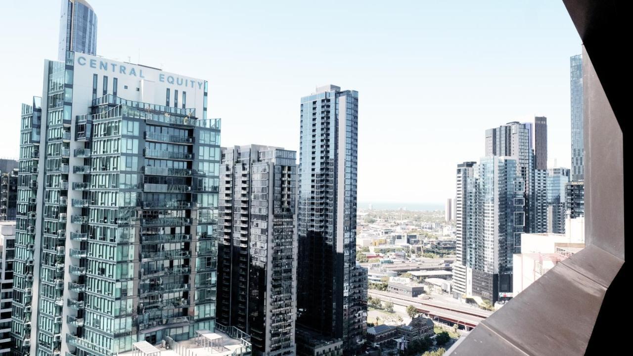Entire 1br Right Next To Crown With Pool,gym & Parking Available * Melbourne