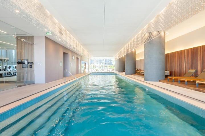 Entire 1br Right Next To Crown With Pool,gym & Parking Available Apartment *