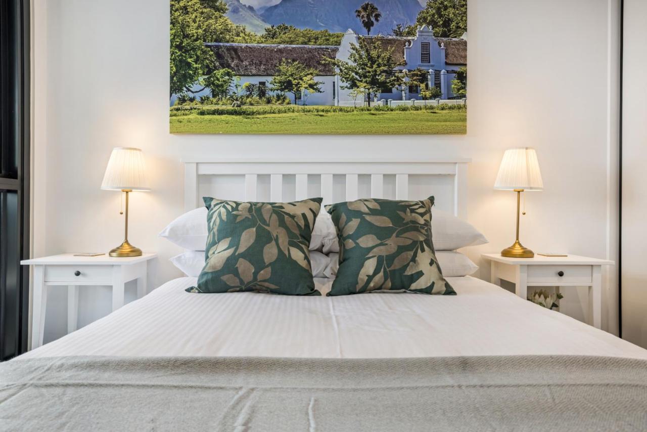 African Oasis: Luxury With Rooftop And Gym Apartment