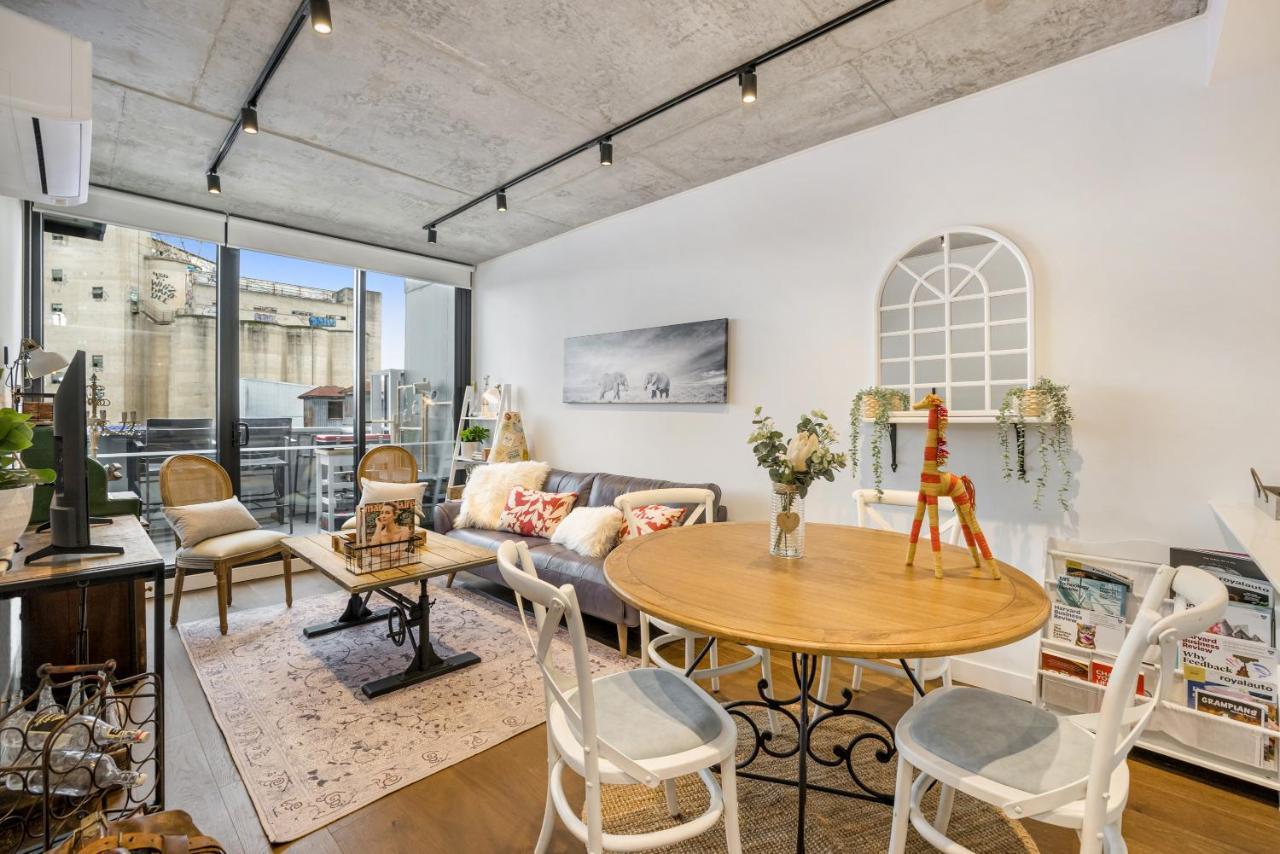 African Oasis: Luxury With Rooftop And Gym