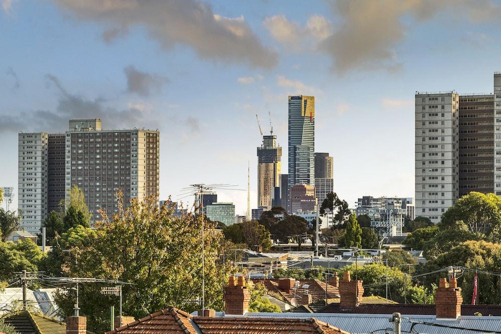 Corporate Living Abbotsford Aparthotel 4*