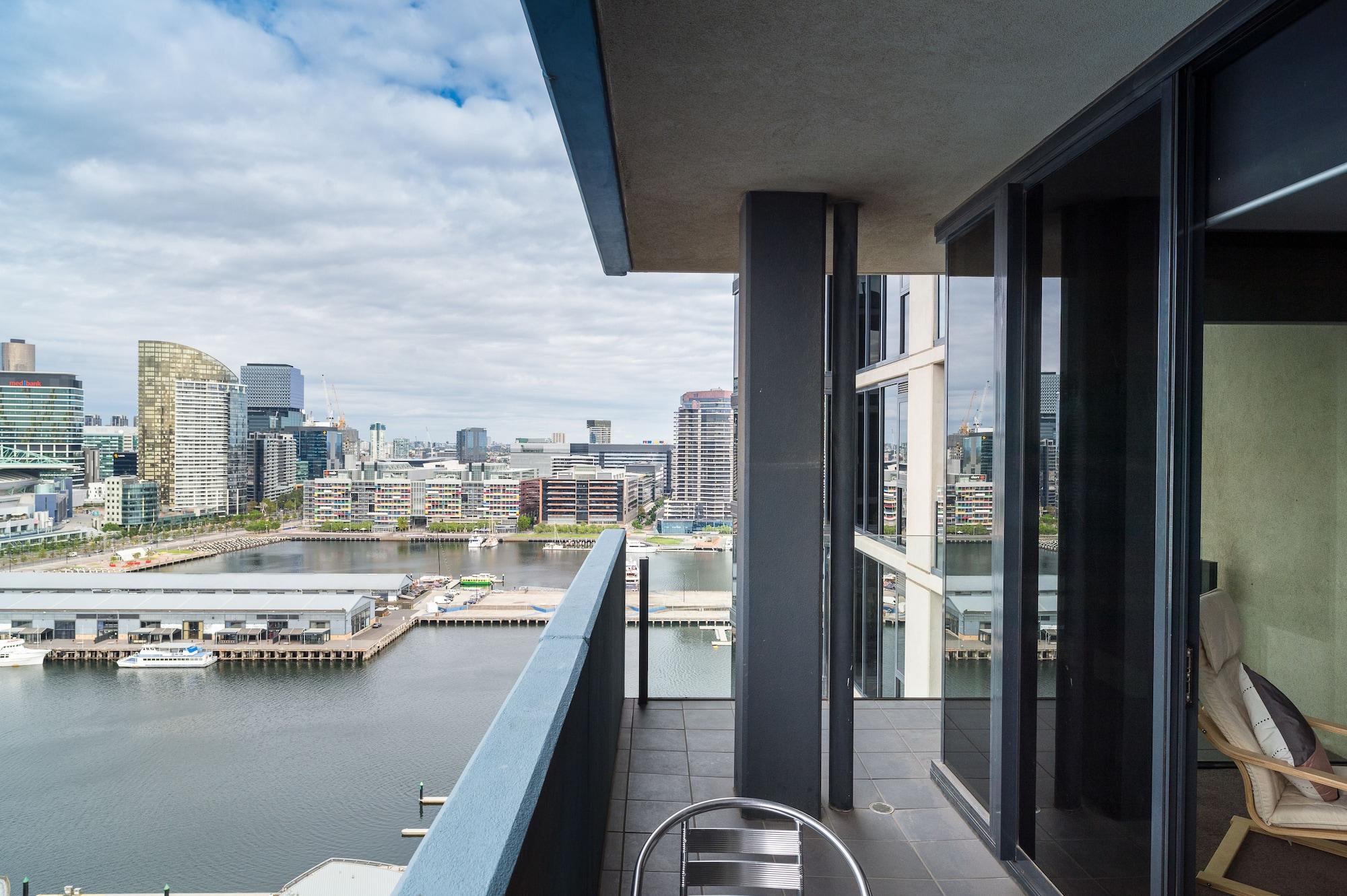 Akom At Docklands Aparthotel 4*