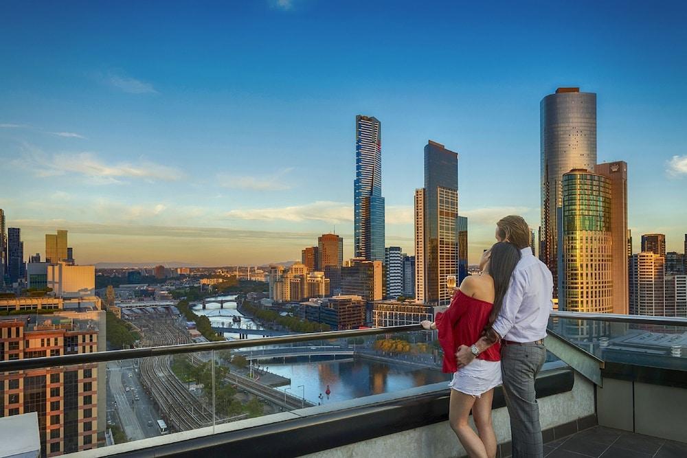 Apartment Aura On Flinders Serviced