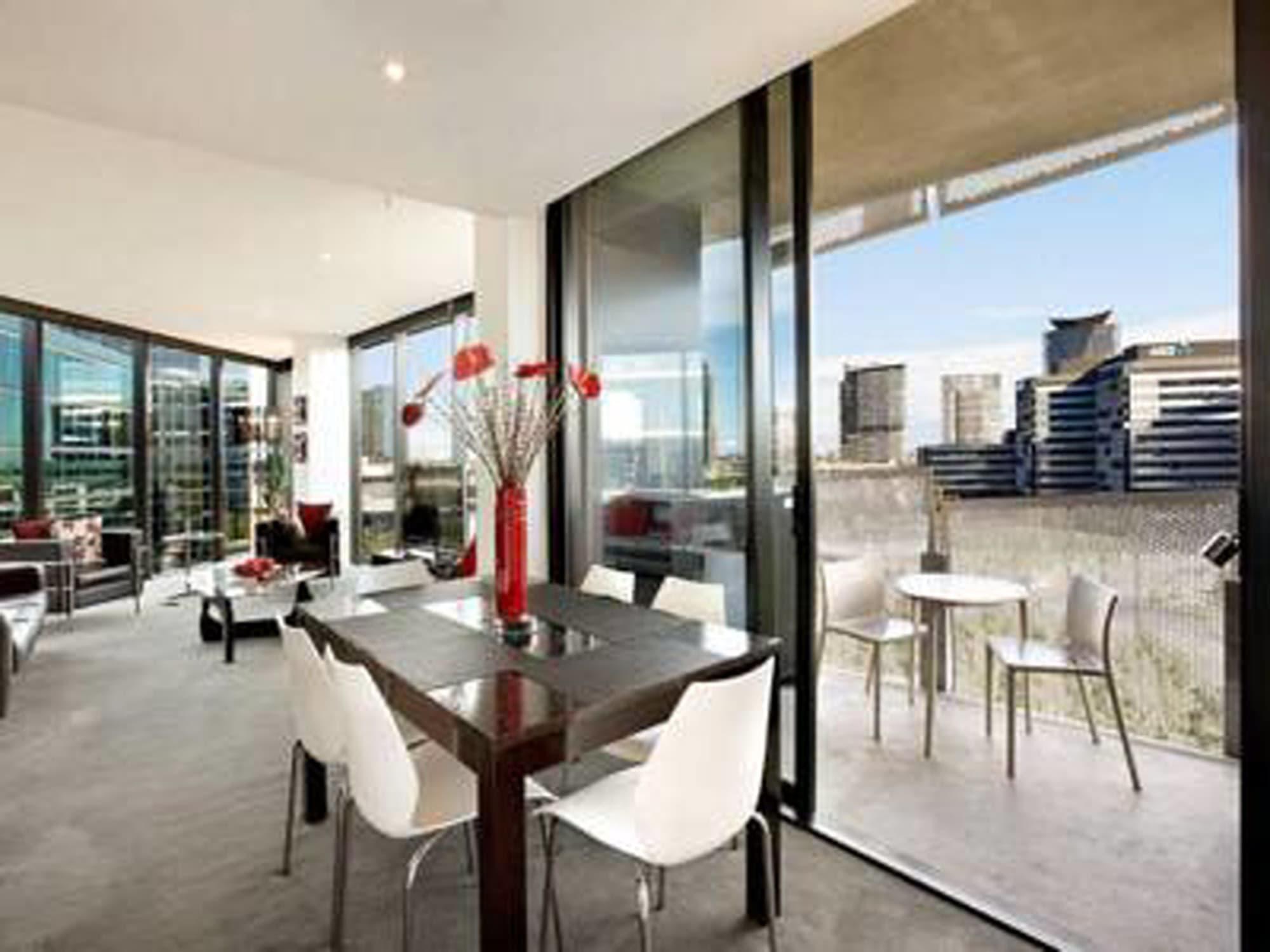 Docklands Executive - *