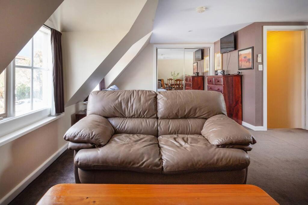 Upstairs With Street Access Apartment Melbourne