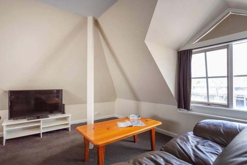 Apartment Upstairs With Street Access Melbourne