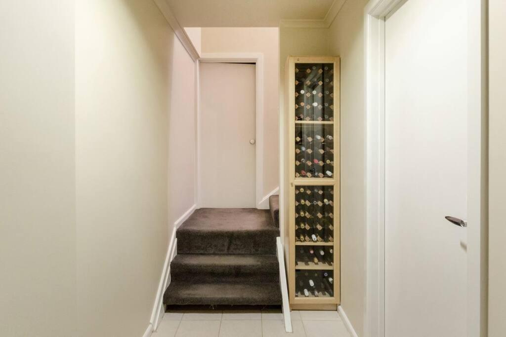 Apartment Upstairs With Street Access Melbourne