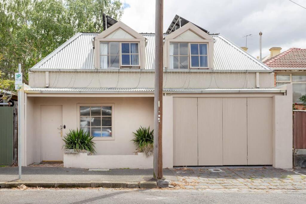 Upstairs With Street Access Apartment *