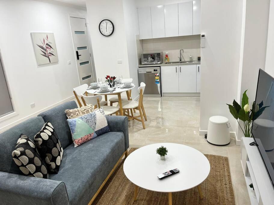 Brand New Modern 2 Bedroom At Airport! *