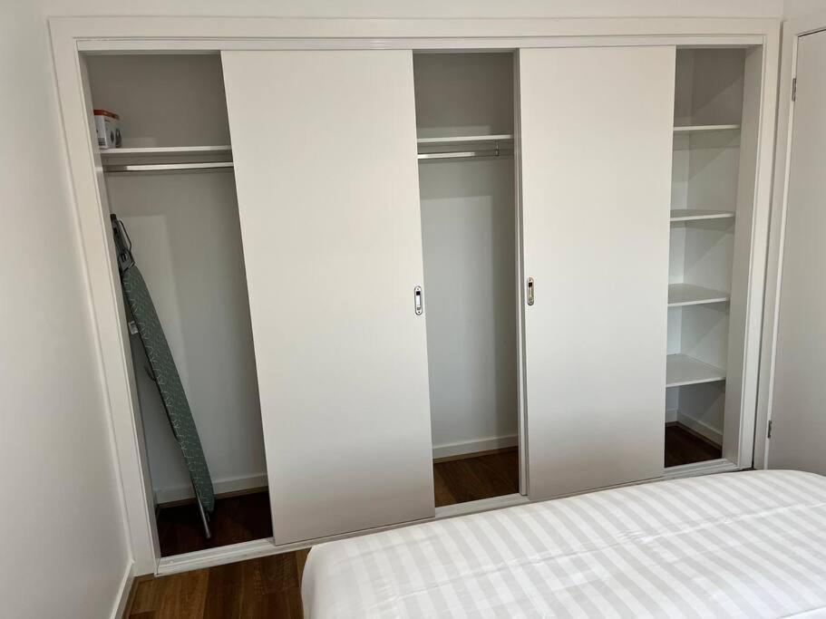 Brand New Modern 2 Bedroom At Airport! Holiday home *