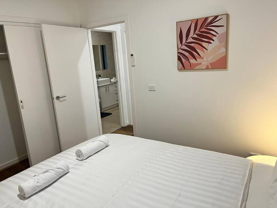 Brand New Modern 2 Bedroom At Airport! * Melbourne