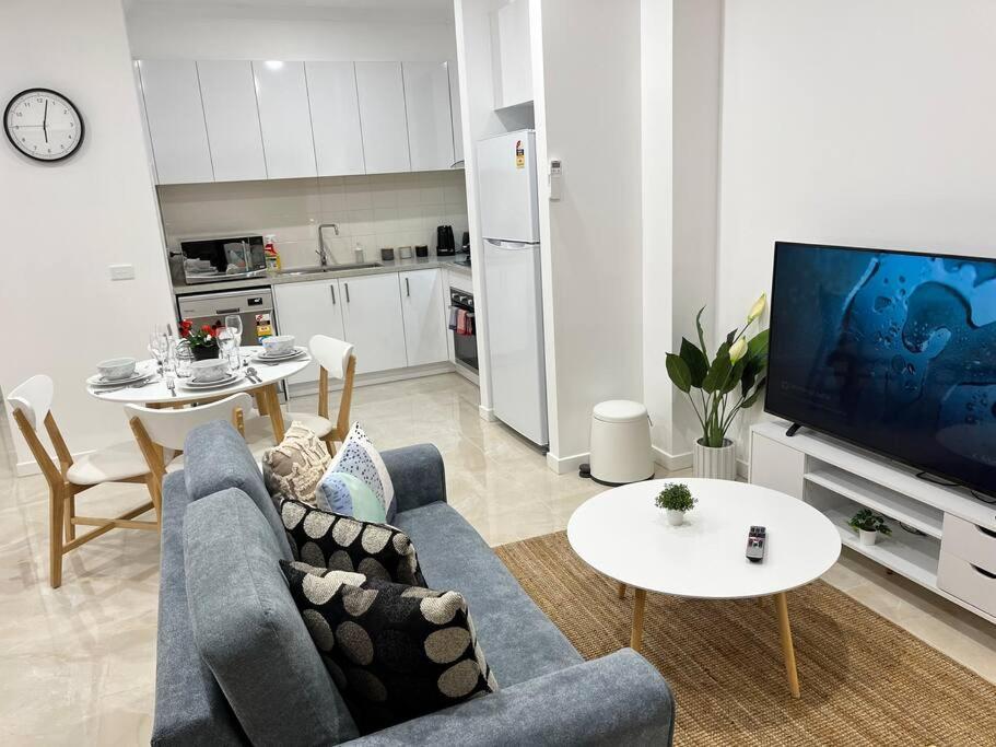 Brand New Modern 2 Bedroom At Airport! Holiday home Melbourne