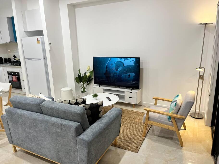 Brand New Modern 2 Bedroom At Airport! Holiday home *
