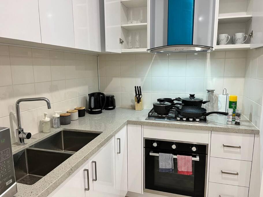 Brand New Modern 2 Bedroom At Airport!