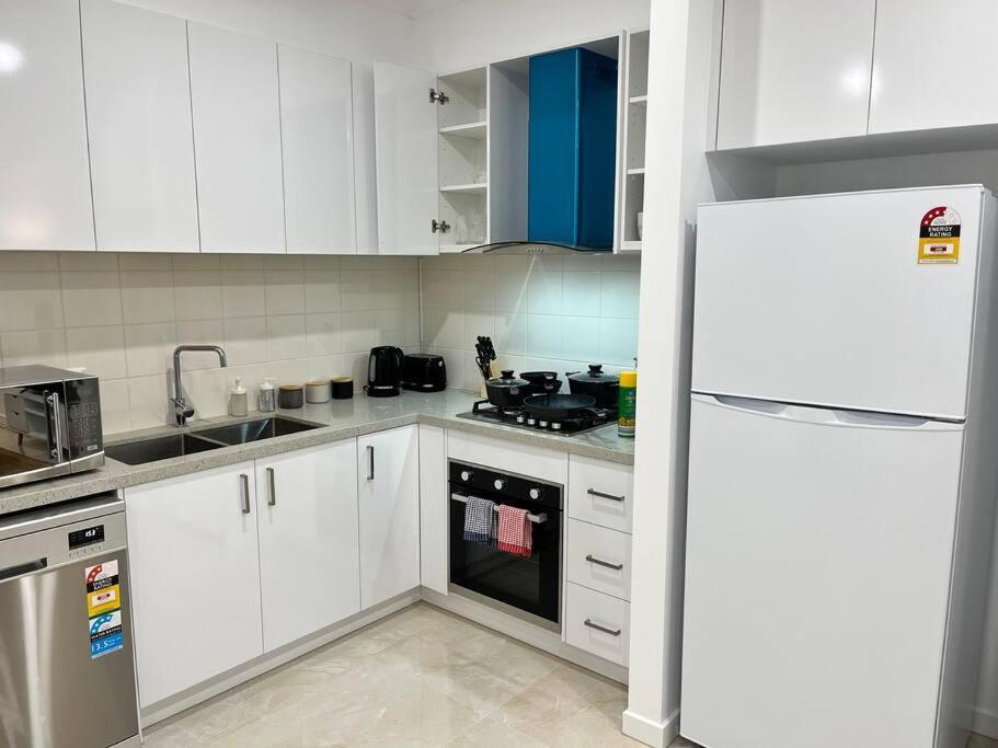 Brand New Modern 2 Bedroom At Airport!