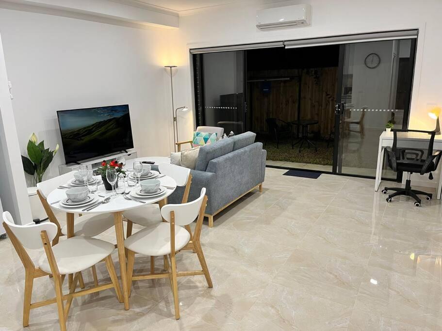Brand New Modern 2 Bedroom At Airport! Melbourne