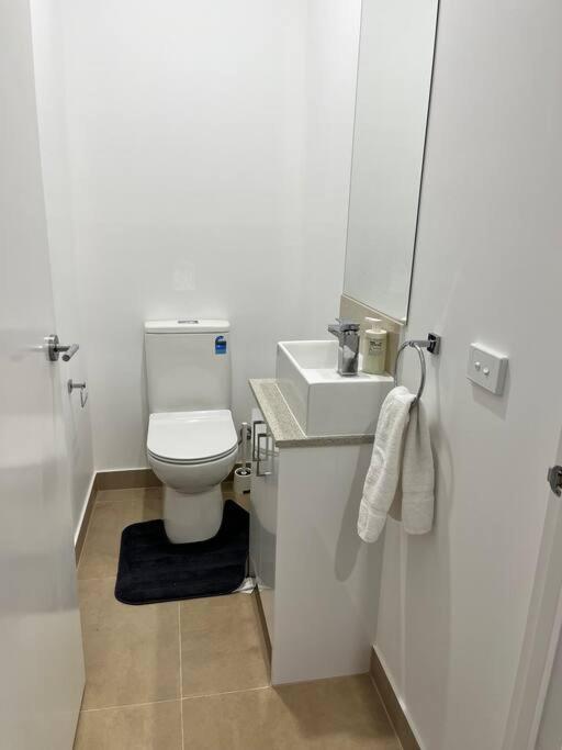 Brand New Modern 2 Bedroom At Airport! Holiday home Melbourne