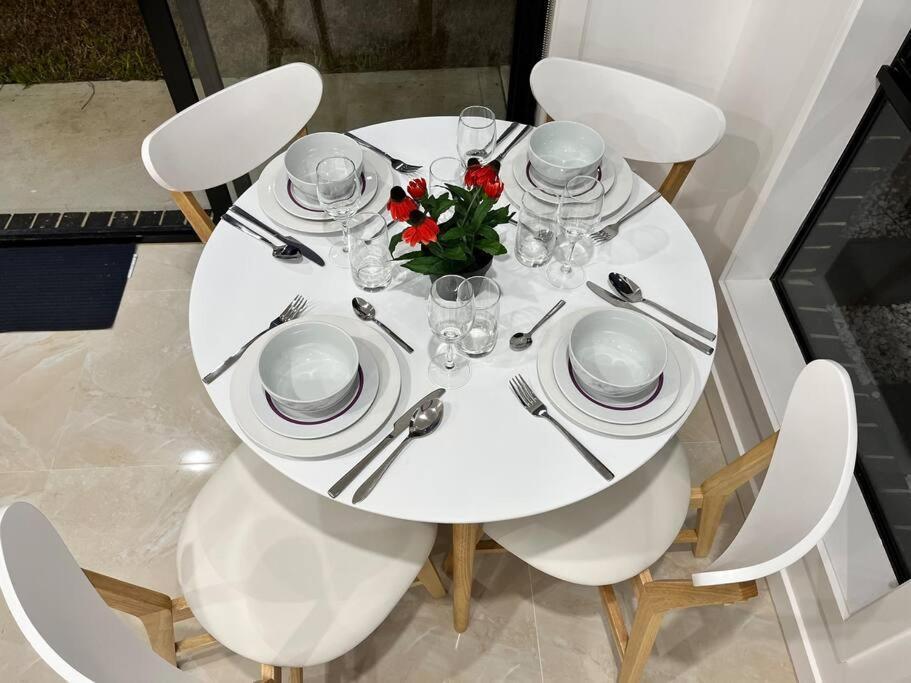 Brand New Modern 2 Bedroom At Airport! Holiday home Melbourne