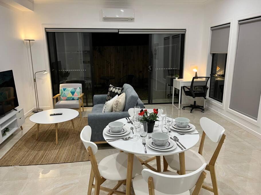 Brand New Modern 2 Bedroom At Airport! Holiday home *
