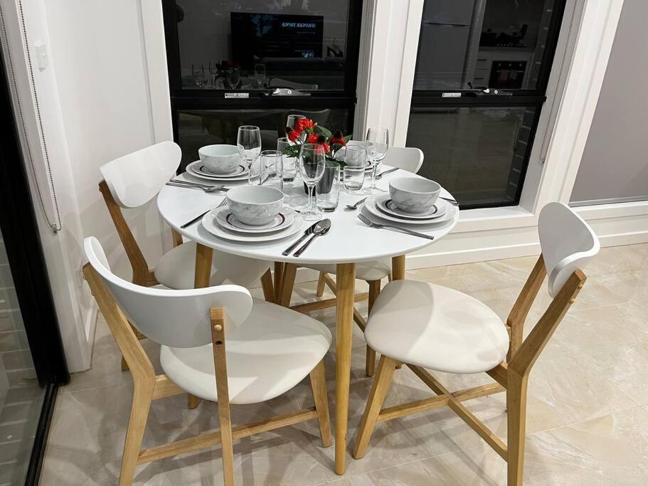Holiday home Brand New Modern 2 Bedroom At Airport!