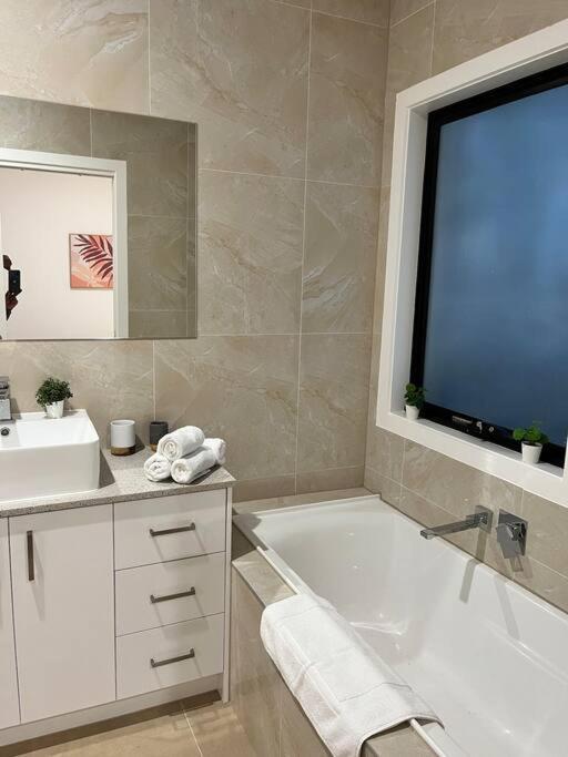 Brand New Modern 2 Bedroom At Airport! Melbourne