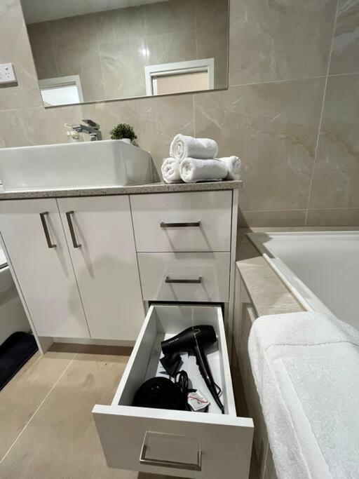 Brand New Modern 2 Bedroom At Airport! Holiday home