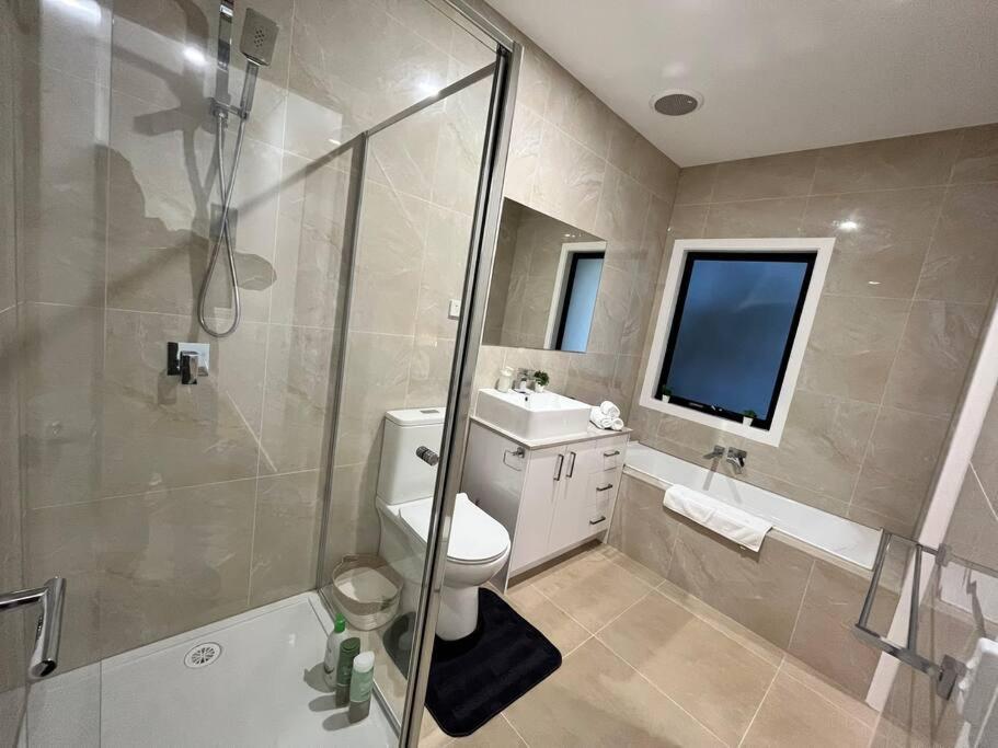 Holiday home Brand New Modern 2 Bedroom At Airport! *