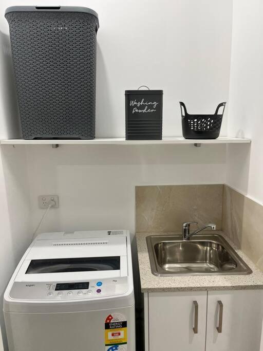 Brand New Modern 2 Bedroom At Airport! Holiday home Melbourne