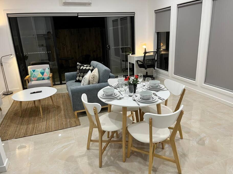 Holiday home Brand New Modern 2 Bedroom At Airport!