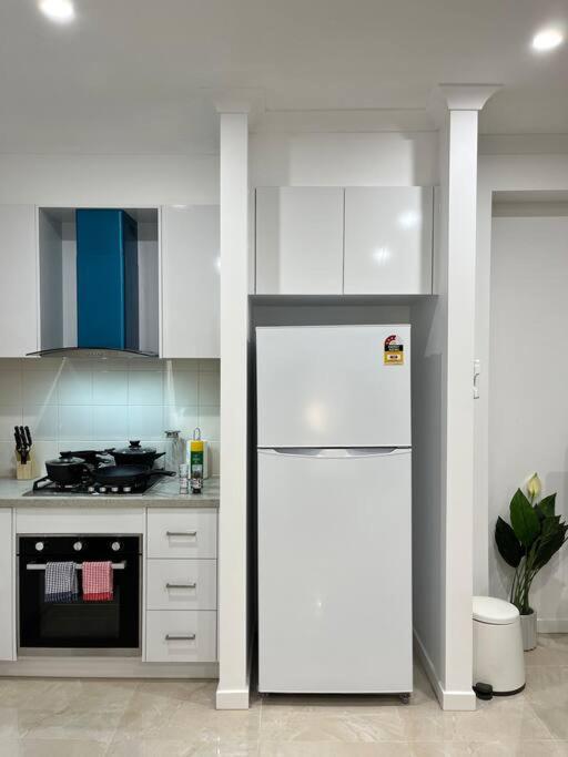 Brand New Modern 2 Bedroom At Airport! Holiday home Melbourne