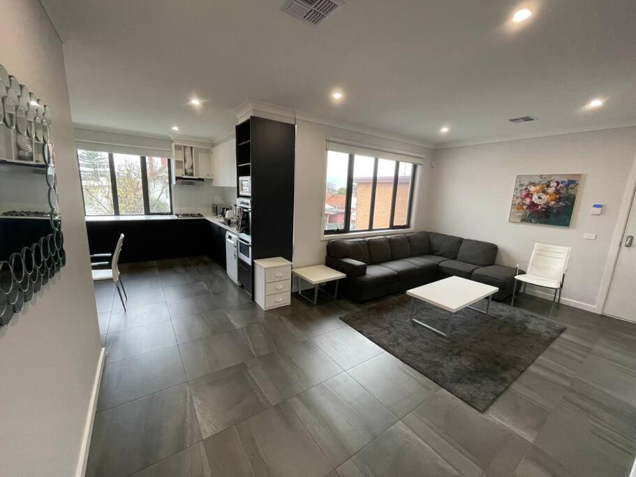 Spacious Modern - St Kilda East *