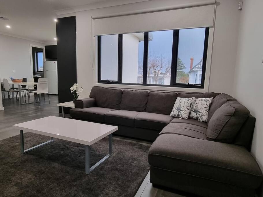Spacious Modern - St Kilda East *