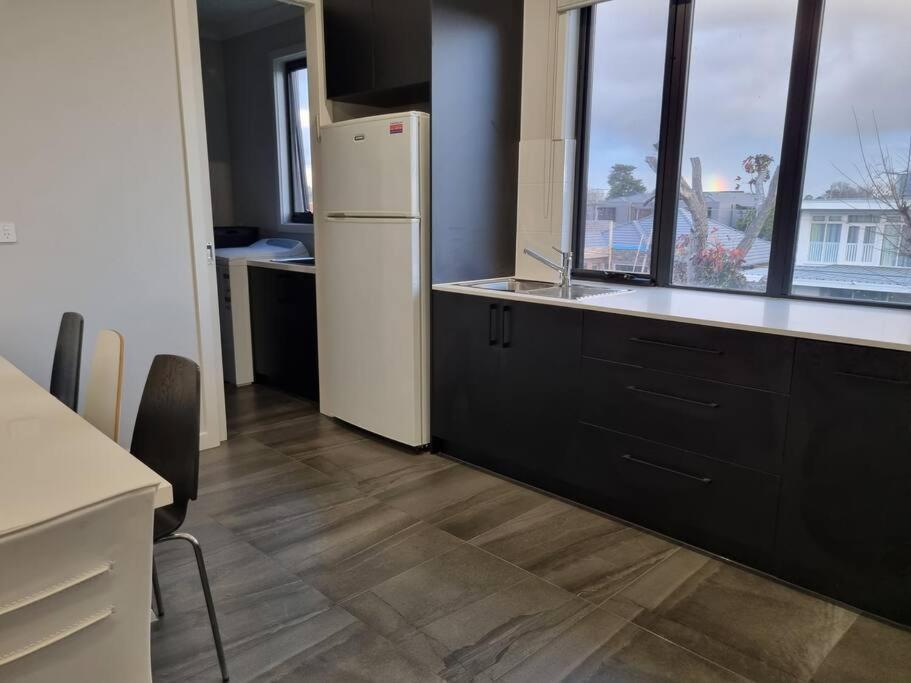 Spacious Modern - St Kilda East *