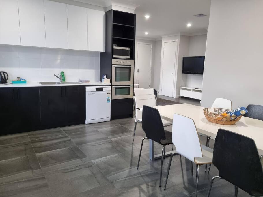 Spacious Modern - St Kilda East *
