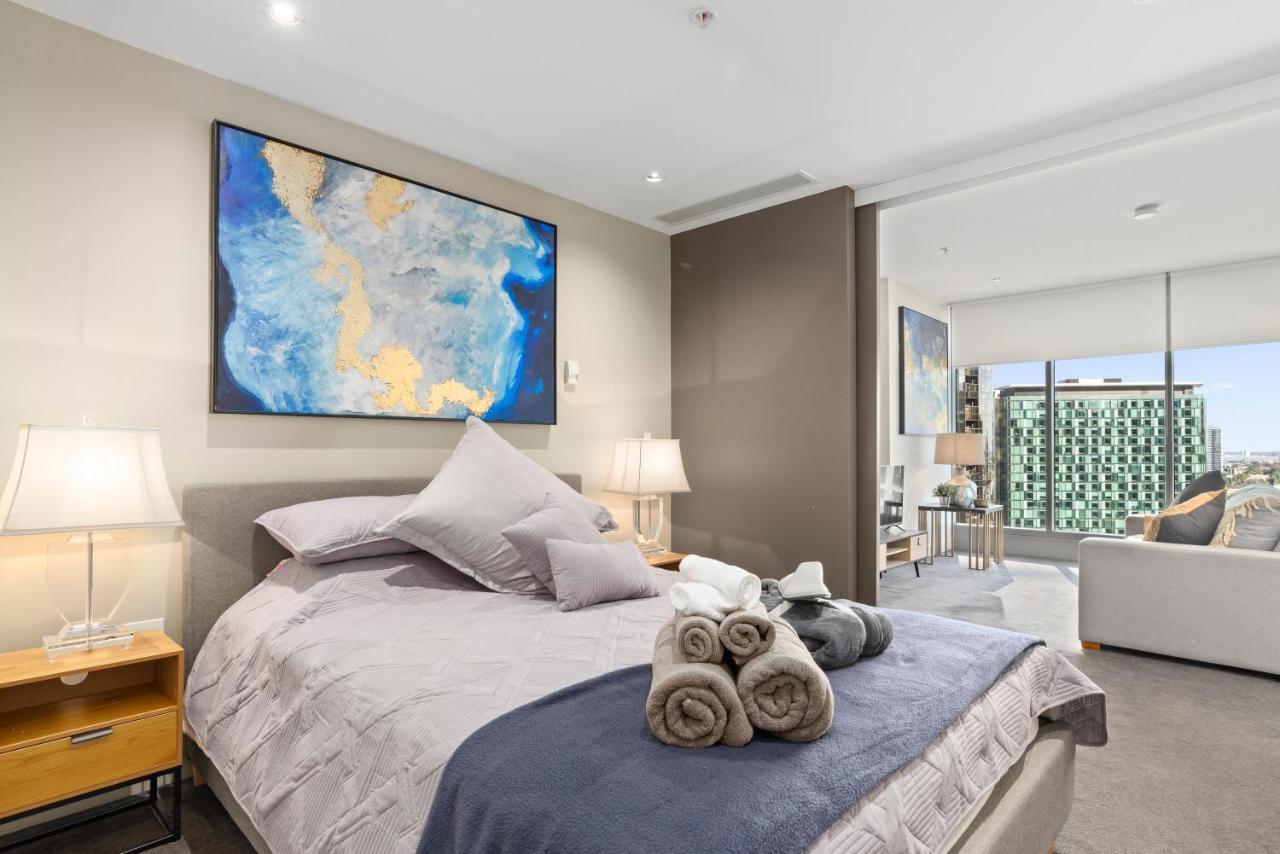 Sophisticated Designer W River & Views